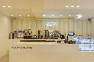 프로페셔널 바리스타바를 갖춘 모던 카페 카운터